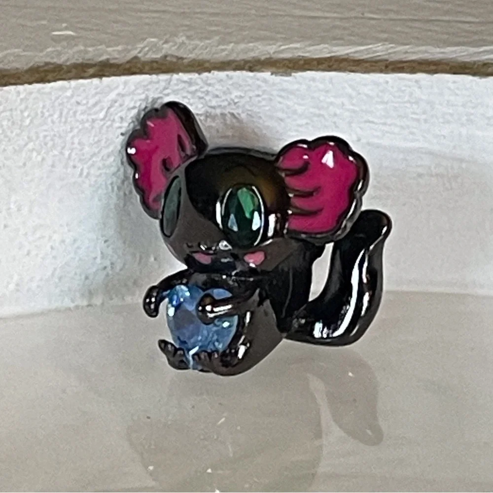 Bracelet Charm Black Salamander Holding Blue Rhinestone Heart - Picture 4 of 9